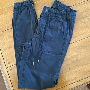 American Eagle ‘stretch’ Jean joggers women’s size 4 Long black.